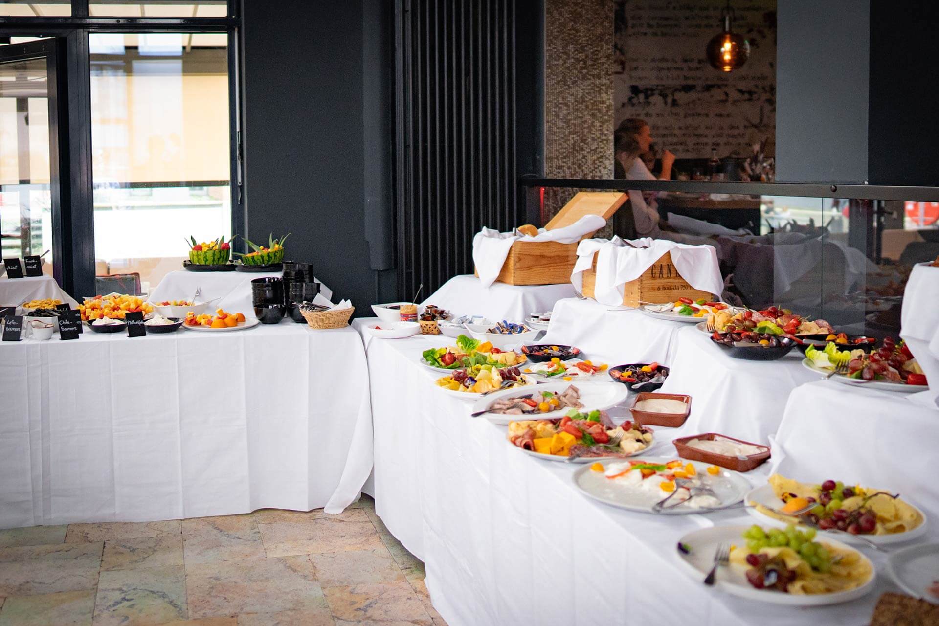 Brunch Hero gedeckter Tisch